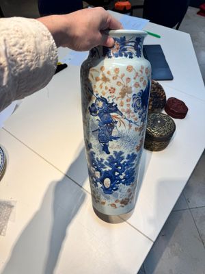A Chinese gilt and iron-red decorated blue and white rouleau vase with figural design, 19/20th C. — photo 1