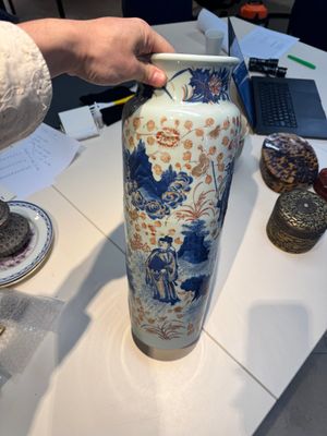 A Chinese gilt and iron-red decorated blue and white rouleau vase with figural design, 19/20th C. — photo 2