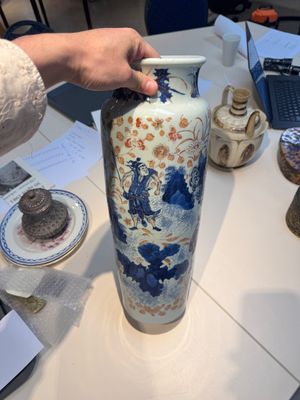 A Chinese gilt and iron-red decorated blue and white rouleau vase with figural design, 19/20th C. — photo 3