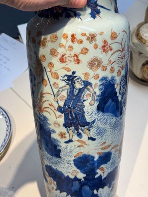 A Chinese gilt and iron-red decorated blue and white rouleau vase with figural design, 19/20th C. — photo 4