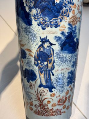A Chinese gilt and iron-red decorated blue and white rouleau vase with figural design, 19/20th C. — photo 5