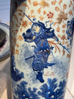 A Chinese gilt and iron-red decorated blue and white rouleau vase with figural design, 19/20th C. — photo 6