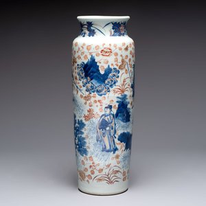 A Chinese gilt and iron-red decorated blue and white rouleau vase with figural design, 19/20th C. — photo 1
