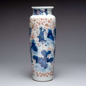 A Chinese gilt and iron-red decorated blue and white rouleau vase with figural design, 19/20th C. — photo 2