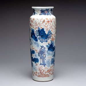 A Chinese gilt and iron-red decorated blue and white rouleau vase with figural design, 19/20th C. — photo 3