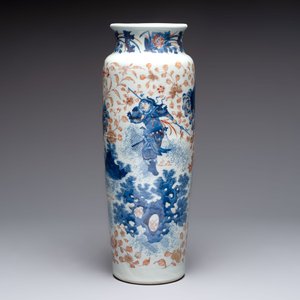 A Chinese gilt and iron-red decorated blue and white rouleau vase with figural design, 19/20th C. — photo 4