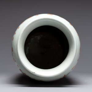 A Chinese gilt and iron-red decorated blue and white rouleau vase with figural design, 19/20th C. — photo 5