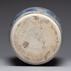 A Chinese gilt and iron-red decorated blue and white rouleau vase with figural design, 19/20th C. — photo 6