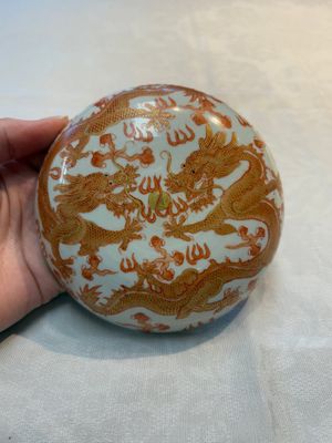 A Chinese gilt and iron-red-decorated 'dragon' covered ink paste box and a famille rose bowl, 19/20th C. — 照片 9