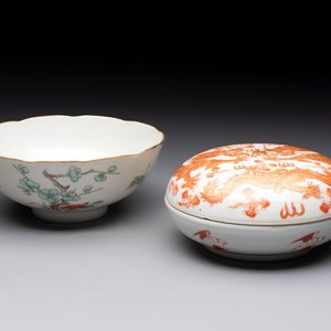A Chinese gilt and iron-red-decorated 'dragon' covered ink paste box and a famille rose bowl, 19/20th C. — 照片 1
