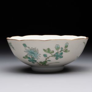A Chinese gilt and iron-red-decorated 'dragon' covered ink paste box and a famille rose bowl, 19/20th C. — 照片 11