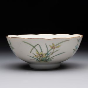 A Chinese gilt and iron-red-decorated 'dragon' covered ink paste box and a famille rose bowl, 19/20th C. — 照片 12