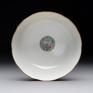 A Chinese gilt and iron-red-decorated 'dragon' covered ink paste box and a famille rose bowl, 19/20th C. — 照片 13