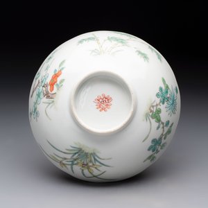 A Chinese gilt and iron-red-decorated 'dragon' covered ink paste box and a famille rose bowl, 19/20th C. — 照片 14