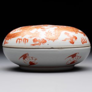 A Chinese gilt and iron-red-decorated 'dragon' covered ink paste box and a famille rose bowl, 19/20th C. — 照片 6