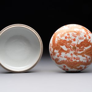 A Chinese gilt and iron-red-decorated 'dragon' covered ink paste box and a famille rose bowl, 19/20th C. — 照片 7