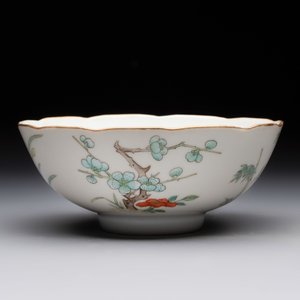 A Chinese gilt and iron-red-decorated 'dragon' covered ink paste box and a famille rose bowl, 19/20th C. — 照片 9