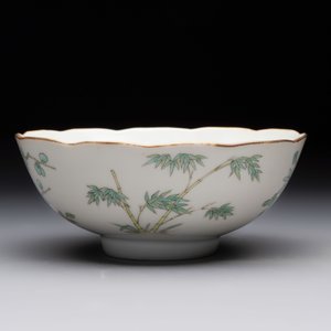 A Chinese gilt and iron-red-decorated 'dragon' covered ink paste box and a famille rose bowl, 19/20th C. — 照片 10