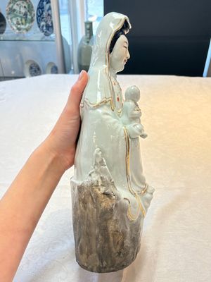 A Chinese gilt- and iron-red-decorated white-glazed figure of Guanyin, Cai Yongxin 蔡永新造 mark, 20th C. — photo 4