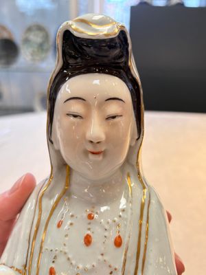 A Chinese gilt- and iron-red-decorated white-glazed figure of Guanyin, Cai Yongxin 蔡永新造 mark, 20th C. — photo 5
