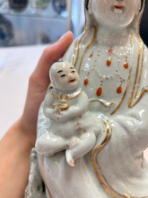 A Chinese gilt- and iron-red-decorated white-glazed figure of Guanyin, Cai Yongxin 蔡永新造 mark, 20th C. — photo 6