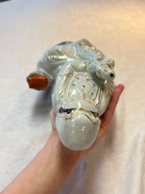 A Chinese gilt- and iron-red-decorated white-glazed figure of Guanyin, Cai Yongxin 蔡永新造 mark, 20th C. — photo 7