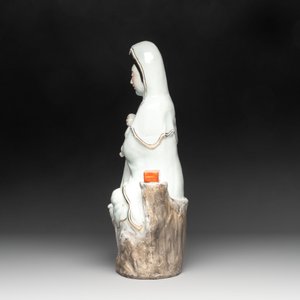 A Chinese gilt- and iron-red-decorated white-glazed figure of Guanyin, Cai Yongxin 蔡永新造 mark, 20th C. — photo 2