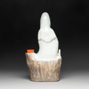 A Chinese gilt- and iron-red-decorated white-glazed figure of Guanyin, Cai Yongxin 蔡永新造 mark, 20th C. — photo 3