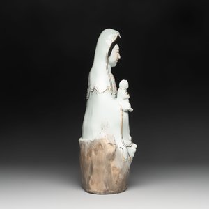 A Chinese gilt- and iron-red-decorated white-glazed figure of Guanyin, Cai Yongxin 蔡永新造 mark, 20th C. — photo 4
