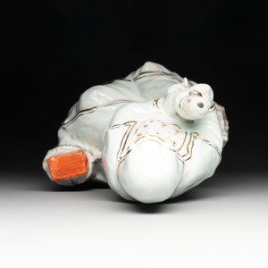 A Chinese gilt- and iron-red-decorated white-glazed figure of Guanyin, Cai Yongxin 蔡永新造 mark, 20th C. — photo 5