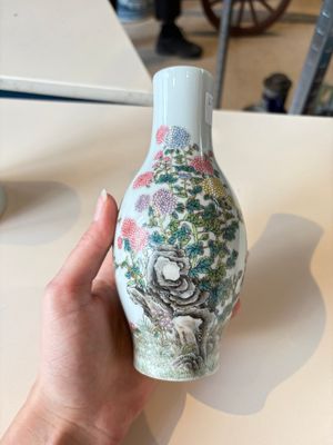 A Chinese gilt- and iron-red-decorated white-glazed Milefo Buddha, a famille rose vase and a brush pot, Qianlong and Xue Changseng 薛長森 mark, 20th C. — photo 7