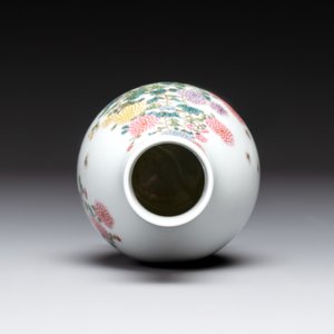 A Chinese gilt- and iron-red-decorated white-glazed Milefo Buddha, a famille rose vase and a brush pot, Qianlong and Xue Changseng 薛長森 mark, 20th C. — photo 12
