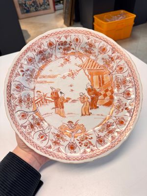 A Chinese gilt and iron-red-decorated 'Xi Xiang Ji' plate — photo 1