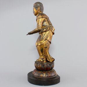 A Chinese gilt and laquered wood figure of a female deity, 18/19th C. — photo 2