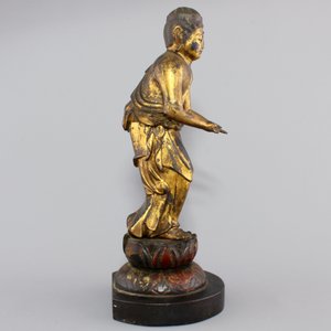 A Chinese gilt and laquered wood figure of a female deity, 18/19th C. — photo 4