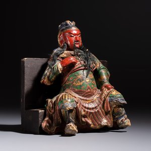 A Chinese gilt and polychrome lacquered papier-mâché and wooden Guandi on a wooden stand, 19th C. — 照片 1