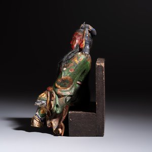 A Chinese gilt and polychrome lacquered papier-mâché and wooden Guandi on a wooden stand, 19th C. — 照片 3