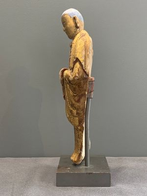 A Chinese gilt and polychromed stucco figure of a monk, Ming — photo 2