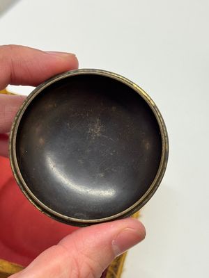 A Chinese gilt and silver inlaid bronze ink paste box and cover and with presentation box, Qianlong mark and possibly of the period — photo 11