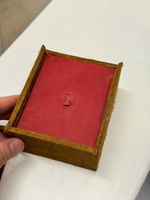 A Chinese gilt and silver inlaid bronze ink paste box and cover and with presentation box, Qianlong mark and possibly of the period — photo 2