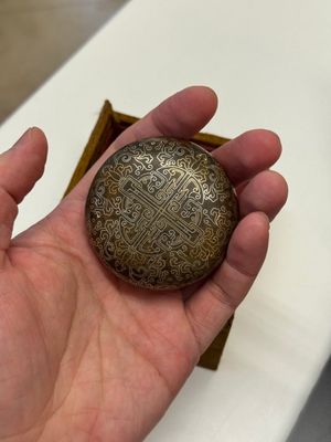 A Chinese gilt and silver inlaid bronze ink paste box and cover and with presentation box, Qianlong mark and possibly of the period — photo 3