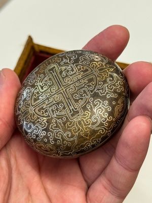 A Chinese gilt and silver inlaid bronze ink paste box and cover and with presentation box, Qianlong mark and possibly of the period — photo 5