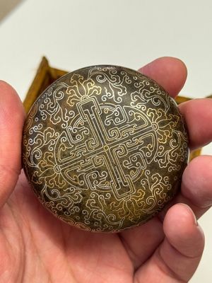 A Chinese gilt and silver inlaid bronze ink paste box and cover and with presentation box, Qianlong mark and possibly of the period — photo 6