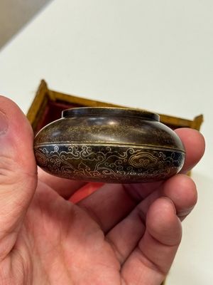 A Chinese gilt and silver inlaid bronze ink paste box and cover and with presentation box, Qianlong mark and possibly of the period — photo 7