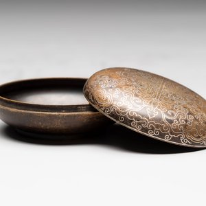 A Chinese gilt and silver inlaid bronze ink paste box and cover and with presentation box, Qianlong mark and possibly of the period — photo 1