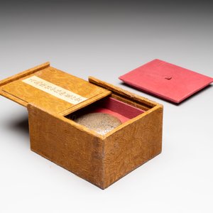 A Chinese gilt and silver inlaid bronze ink paste box and cover and with presentation box, Qianlong mark and possibly of the period — photo 3
