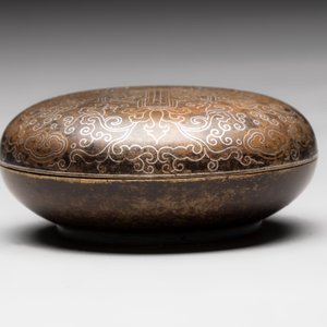 A Chinese gilt and silver inlaid bronze ink paste box and cover and with presentation box, Qianlong mark and possibly of the period — photo 4