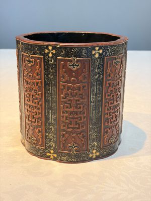 A Chinese gilt black-lacquered huanghuali brush pot with chilong design, Kangxi/Yongzheng — photo 1