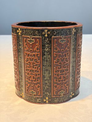 A Chinese gilt black-lacquered huanghuali brush pot with chilong design, Kangxi/Yongzheng — photo 2