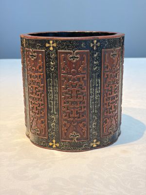 A Chinese gilt black-lacquered huanghuali brush pot with chilong design, Kangxi/Yongzheng — photo 3